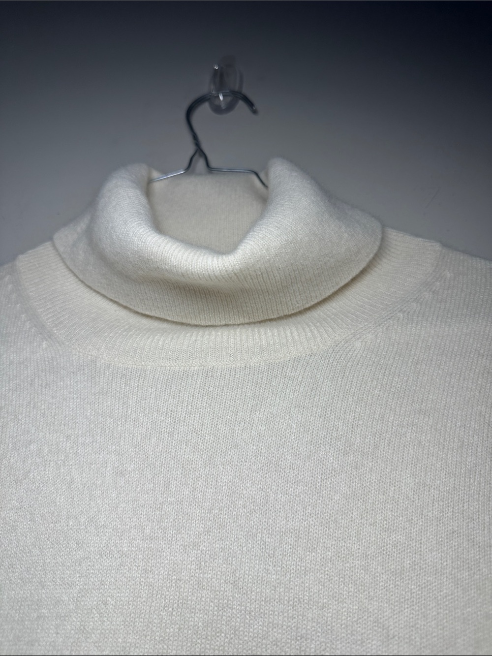 Neiman Marcus Cozy cream cashmere Turtleneck Sweater - Picture 3 of 6
